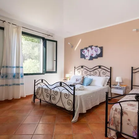 Domus De Goene مزرعة للإقامة Loceri